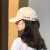 帽子の女性は夏に外に出るときは遮光帽にします。
